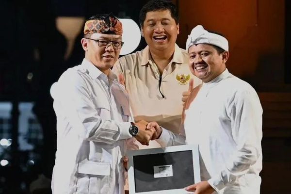 Sekjen Partai Gerindra Sugiono Memberikan kartu tanda anggota (KTA) kepada Bupati Sumedang (2)